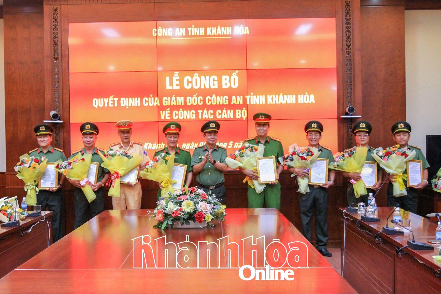 Đại tá Đinh Hồng Nghiệp - Phó Giám đốc Công an tỉnh trao quyết định nghỉ hưu trước hạn tuổi phục vụ cho các cán bộ lãnh đạo cấp phòng.