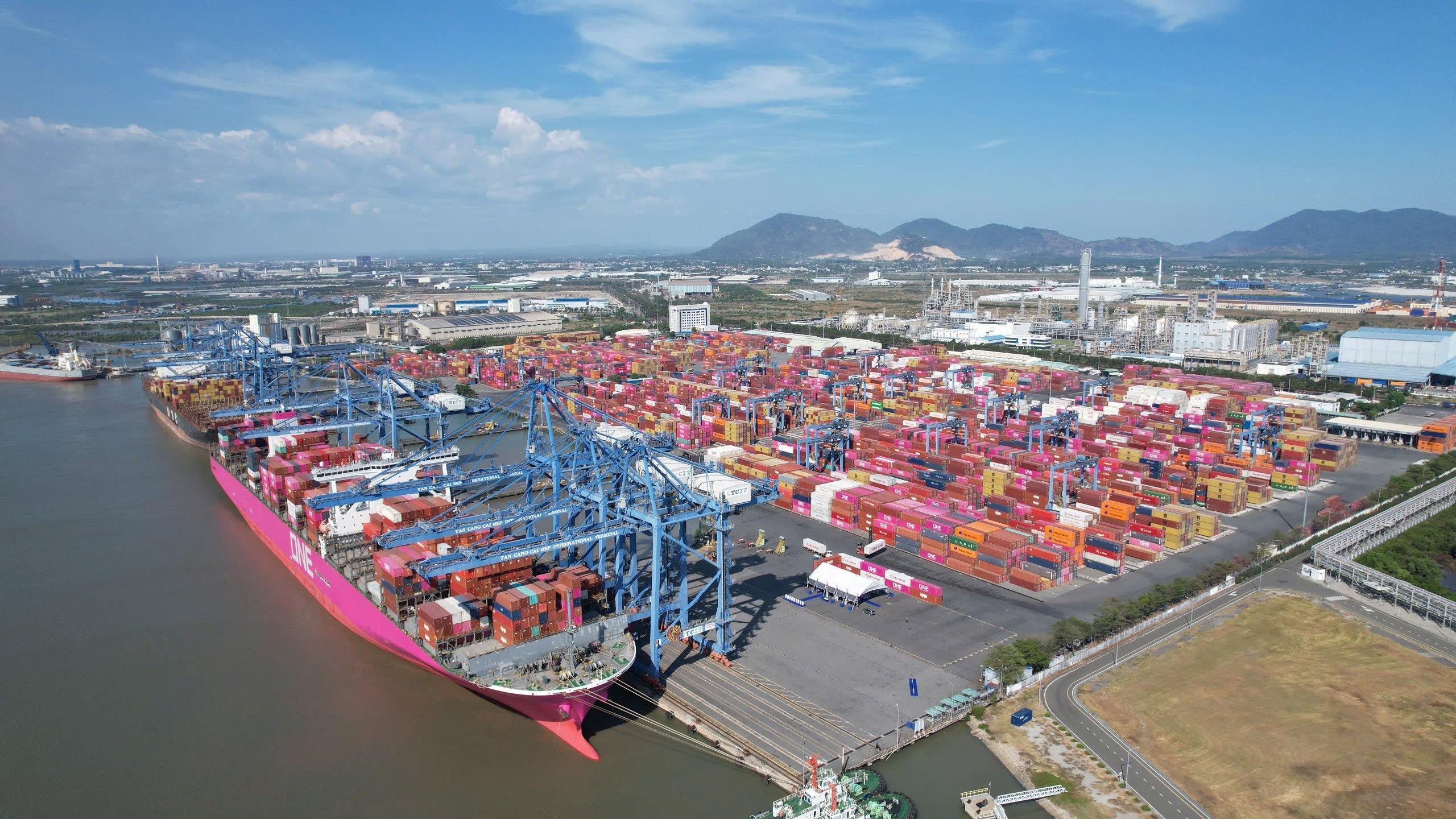Cảng Cái Mép-Thị Vải giữ vai trò then chốt trong chuỗi cung ứng logistics khu vực phía Nam.  Trong ảnh: Cái Mép-Thị Vải nhìn từ cảng TCIT.