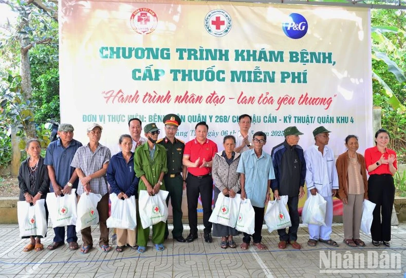 Khám bệnh, cấp phát thuốc miễn phí cho người dân tỉnh Quảng Trị ảnh 2