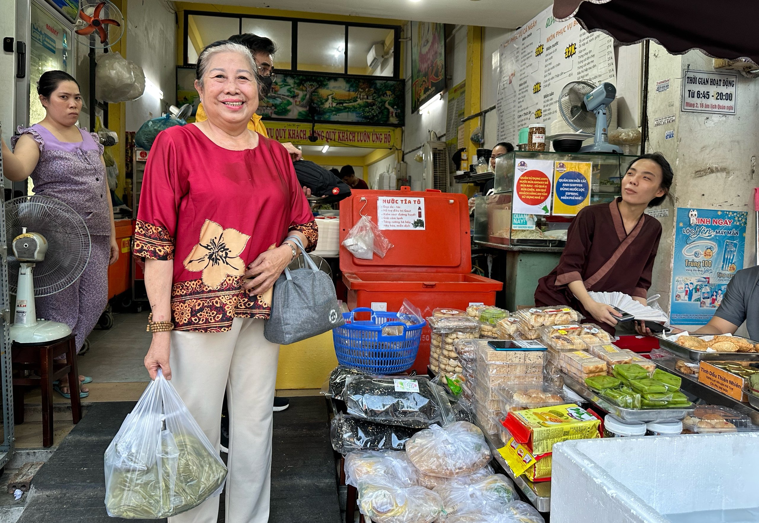 Khai mạc Vesak 2025: Quán chay cạnh Việt Nam Quốc Tự TP.HCM ùn ùn khách 'gấp 3 ngày thường!'- Ảnh 5.
