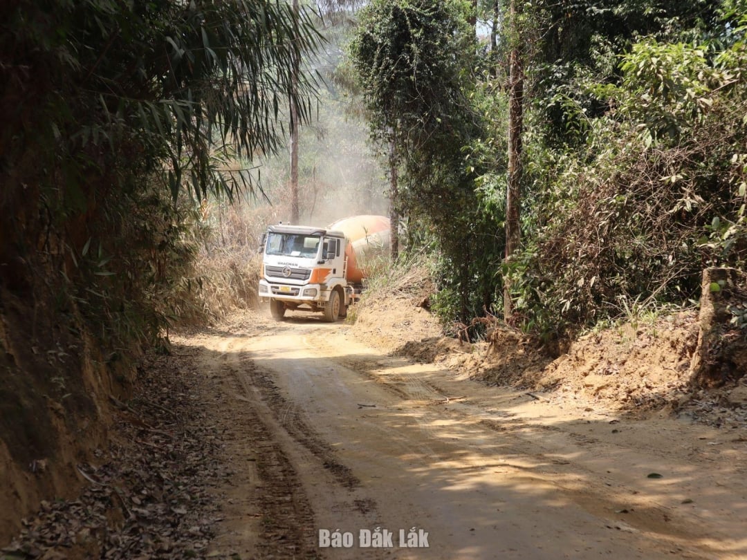 ถนนบริการสำหรับการก่อสร้างส่วนประกอบที่ 2 ของโครงการทางด่วน Khanh Hoa - Buon Ma Thuot ส่วนที่ผ่านอำเภอ Krong Bong