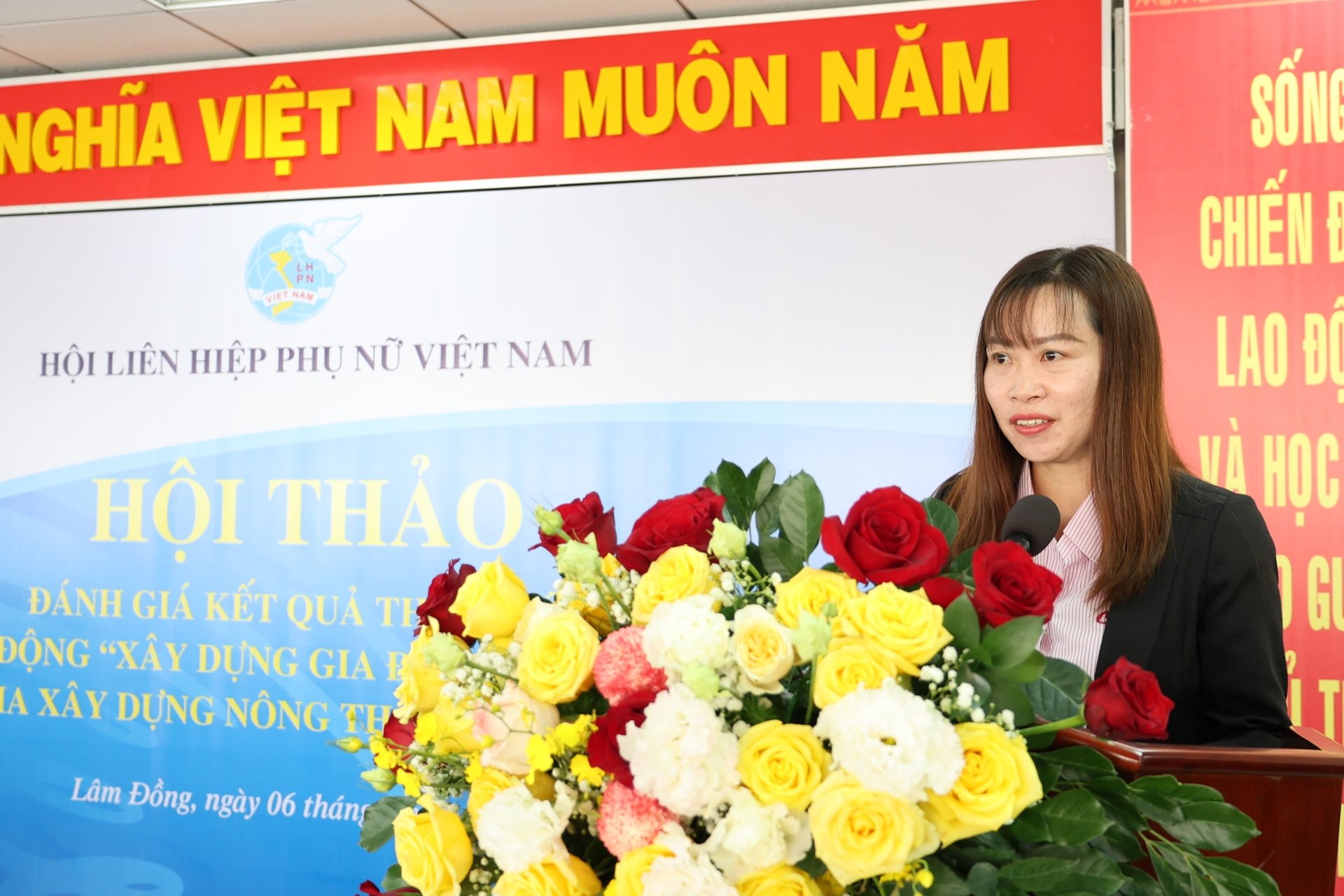 bà Hà Thị Thùy Linh-bí thư Đảng ủy xã Đinh Lạc, huyện Di Linh tham luận về vai trò của cấp Hội trong tham gia xây dựng NTM tại địa phương thông qua thực hiện Cuộc vận động Xây dựng gia đình 5 không, 3 sạch