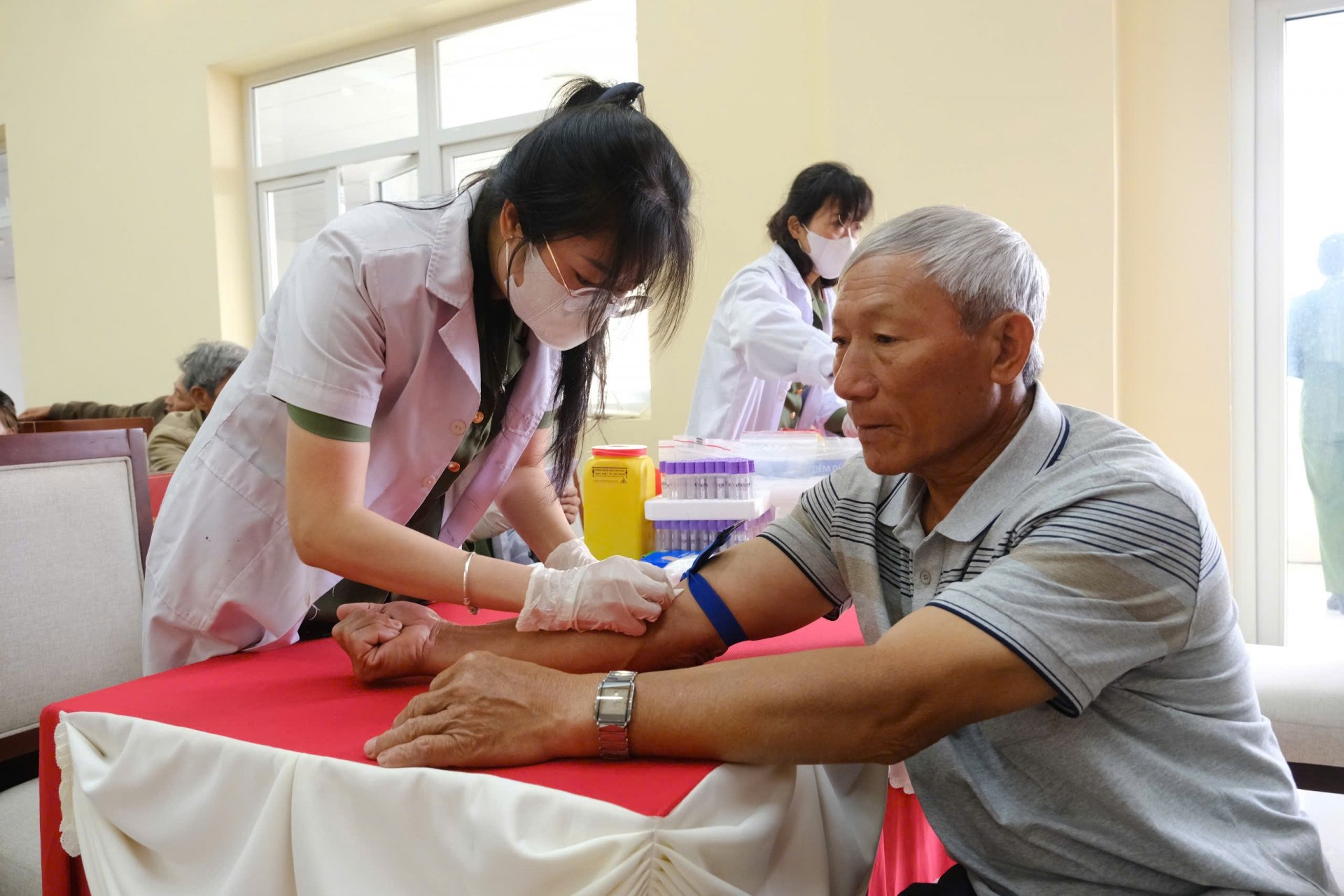Tiến hành thăm khám và lấy mẫu ADN