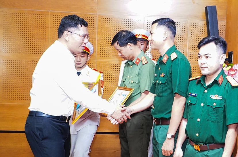 Ông Hoàng Nguyên Dinh, Bí thư Thành ủy Vũng Tàu trao giấy khen và tiền thưởng cho các tổ chức có thành tích xuất sắc trong thực hiện nhiệm vụ tại kỳ nghỉ lễ 30/4.