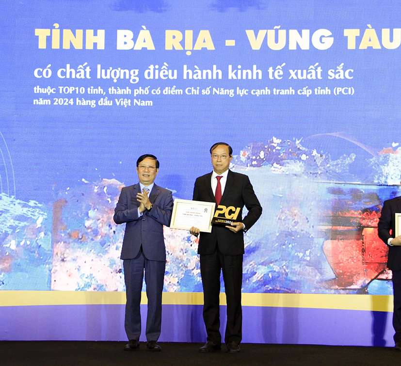 Ông Nguyễn Văn Thọ, Chủ tịch UBND tỉnh (bên phải) nhận Giấy chứng nhận và Kỷ niệm chương cho địa phương có chất lượng điều hành kinh tế xuất sắc, lọt top 5 cả nước.