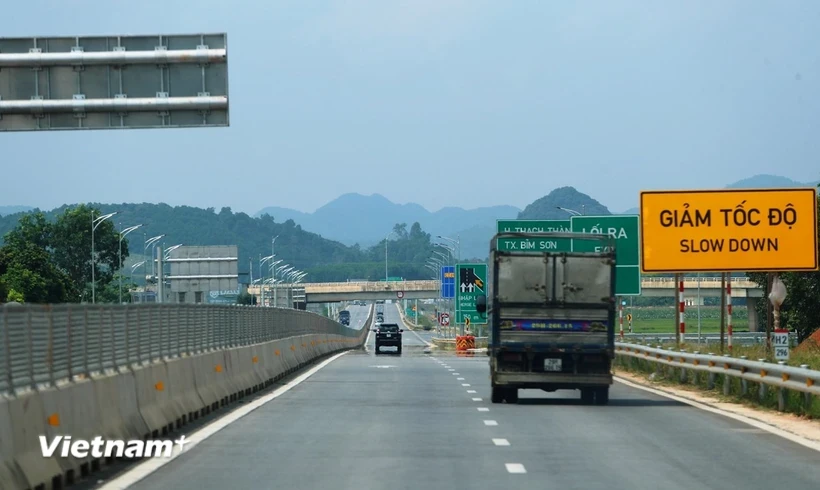Phương tiện lưu thông trên tuyến cao tốc được đưa vào vận hành, khai thác. (Ảnh: Việt Hùng/Vietnam+)