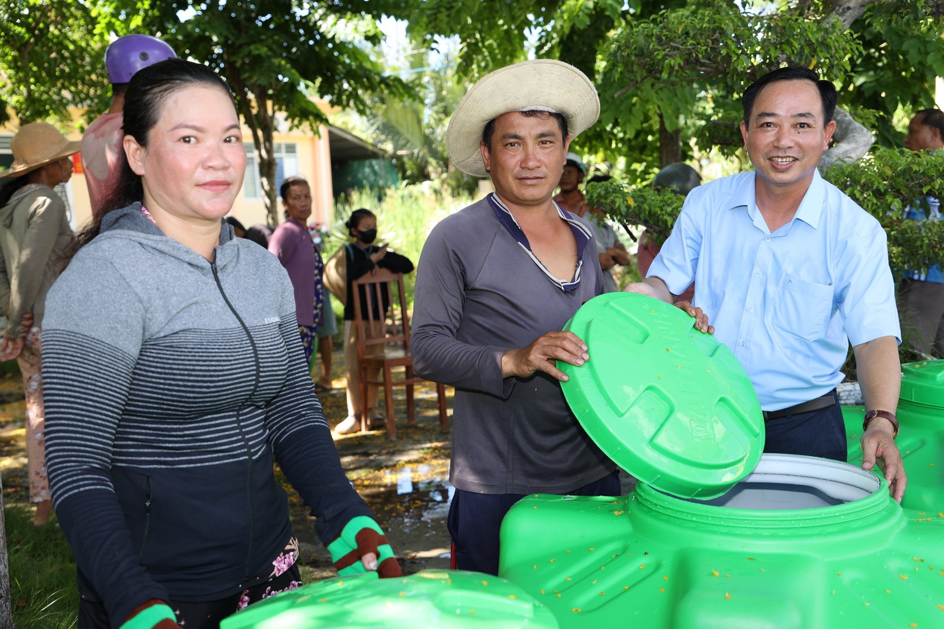 Ông Nguyễn Ngọc Thắng, Trưởng Văn phòng đại diện Báo Nông nghiệp và Môi trường khu vực ĐBSCL trao bồn nước cho bà con xã Nam Thái, huyện An Biên, tỉnh Kiên Giang sáng 6/5/2025.