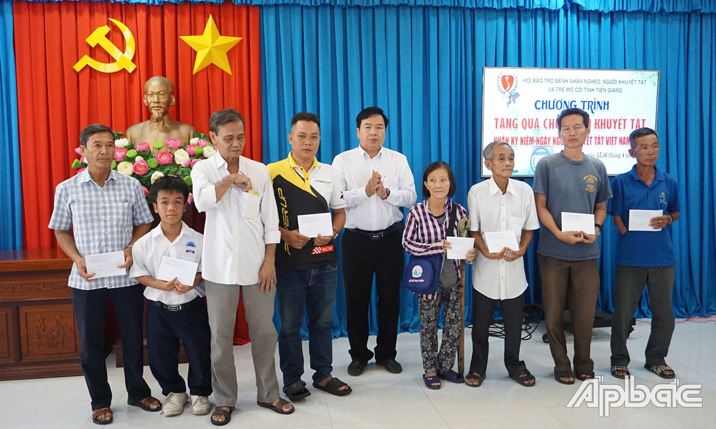 Provincial Sponsorship Association gives gifts to PWDs in Cai Lay district.