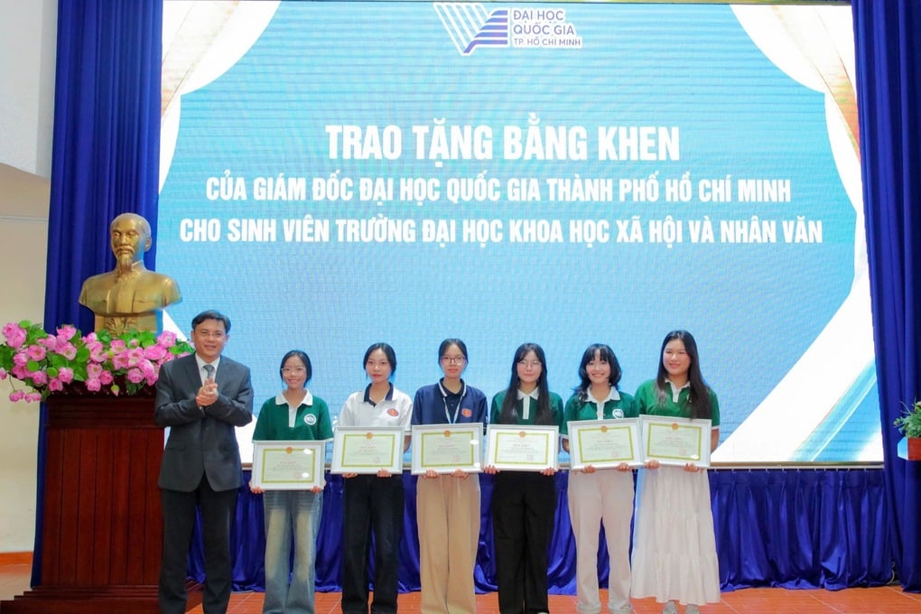 6 nữ sinh được nhận bằng khen vì mời cựu chiến binh cùng xem diễu binh - 2
