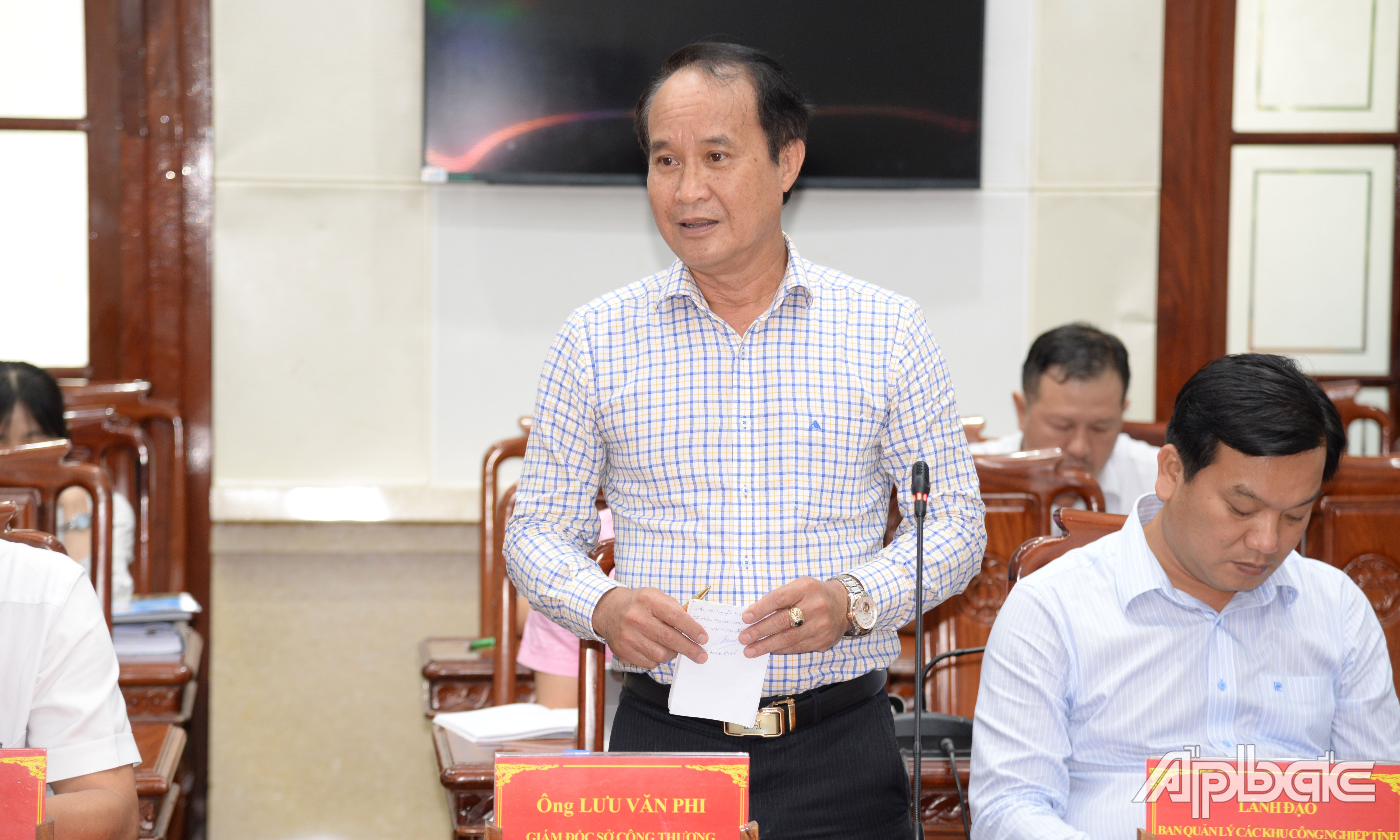 Giám đốc Sở Công thương tỉnh Tiền Giang Lưu Văn Phi phát biểu tại phiên họp.
