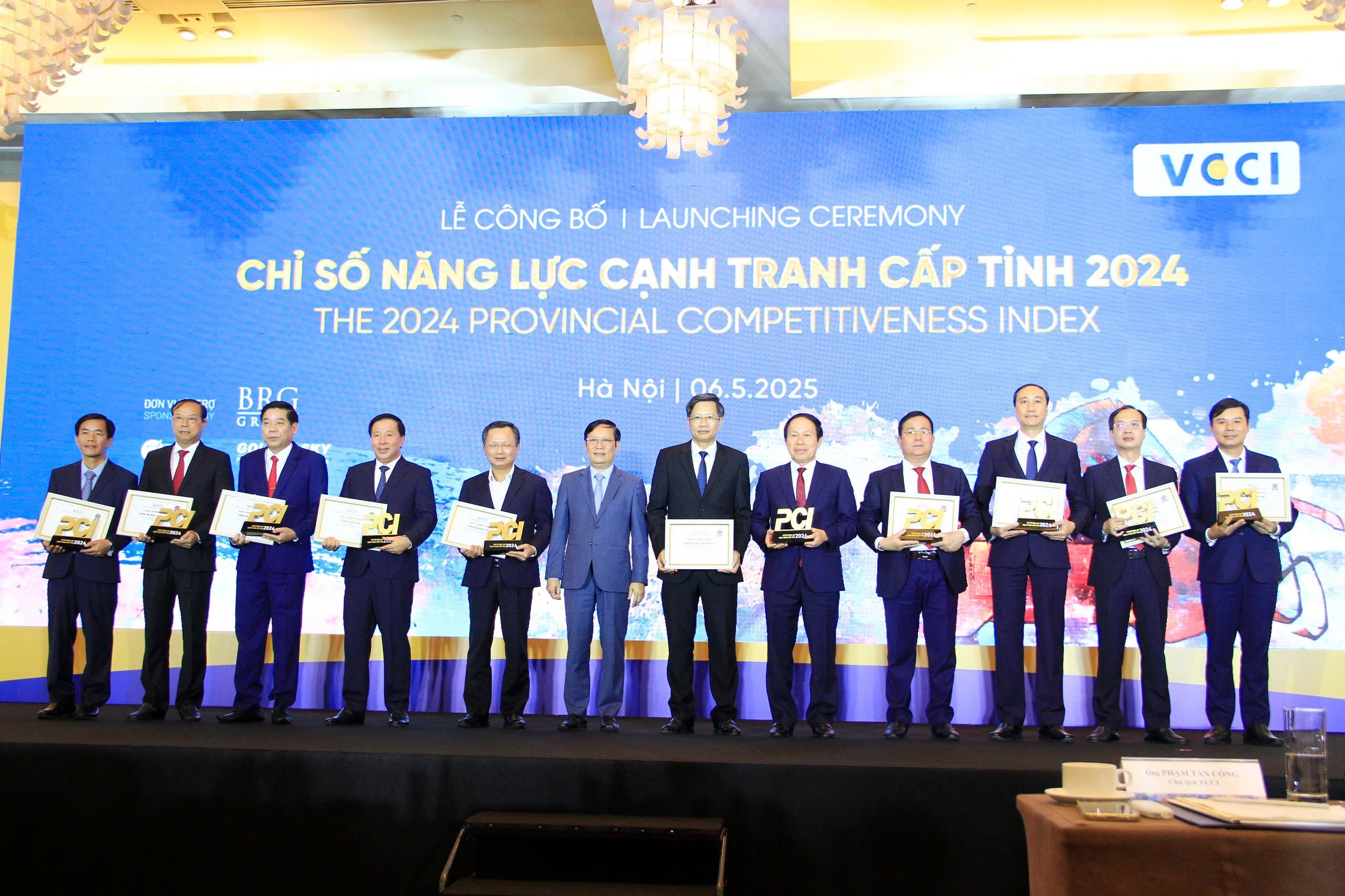 Lãnh đạo VCCI trao Giấy chứng nhận và Kỷ niệm chương cho các địa phương đứng đầu bảng xếp hạng Chỉ số PCI.