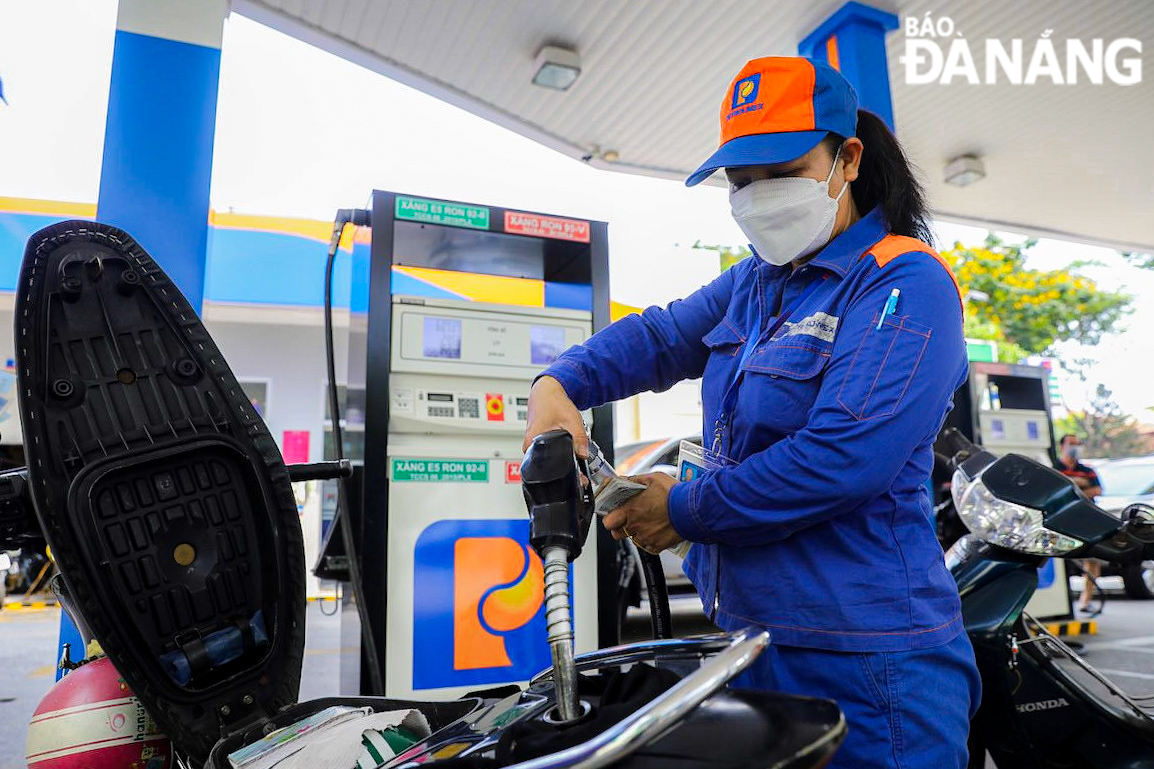本日午後3時からガソリンと原油の価格はともに1リットルあたり50～330ドン値下がりした。