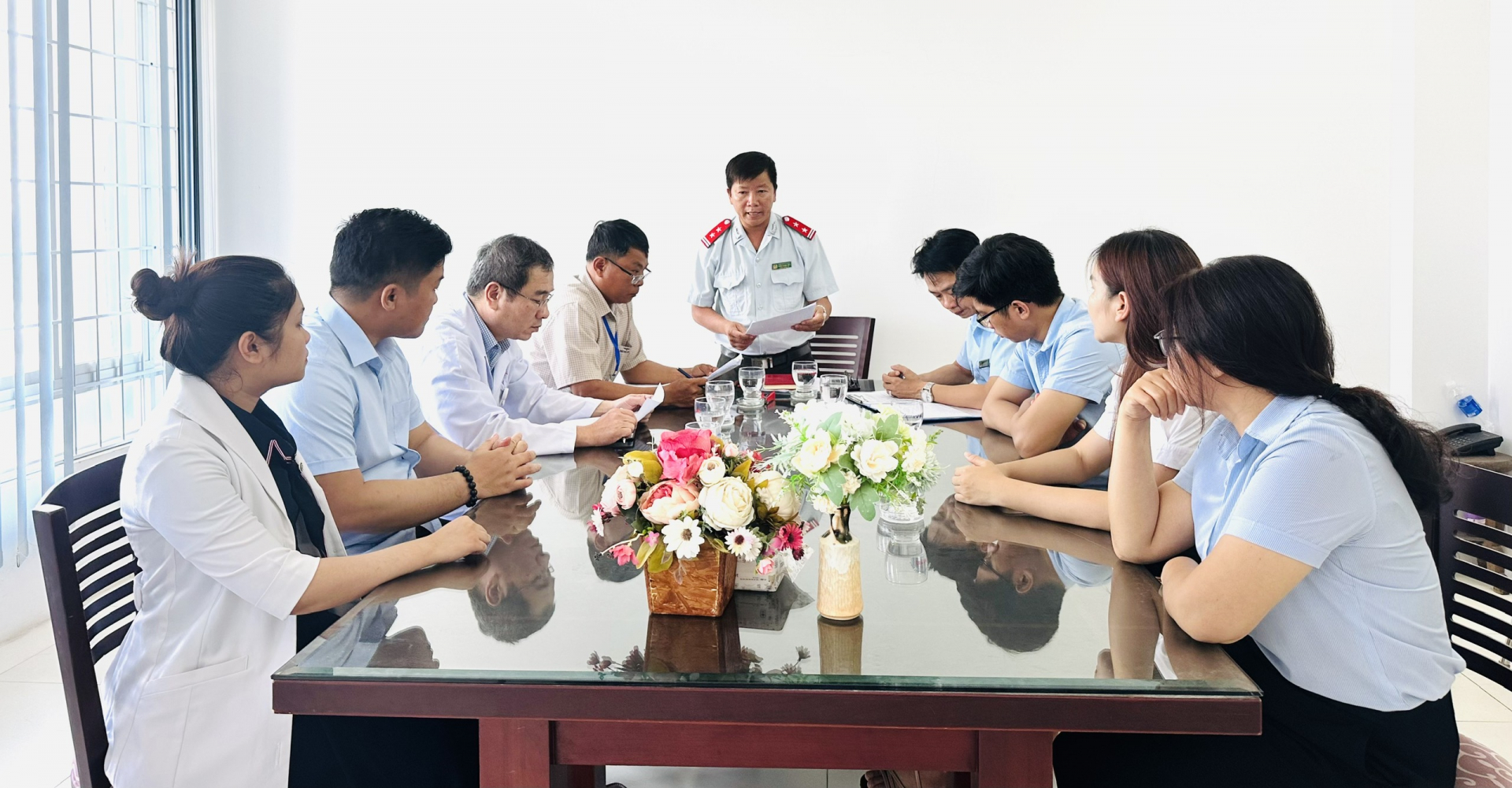 Chánh Thanh tra Trần Quang Hiệu công bố cơ sở pháp lý cuộc kiểm tra, tại một cơ sở khám bệnh, chữa bệnh ngoài công lập. Ảnh: YÊN LAN
