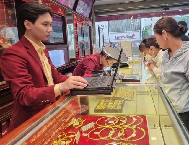 Giá vàng trong nước liên tục tăng mạnh trong hơn 1 tháng qua, kéo giãn mức chênh lệch với giá vàng thế giới