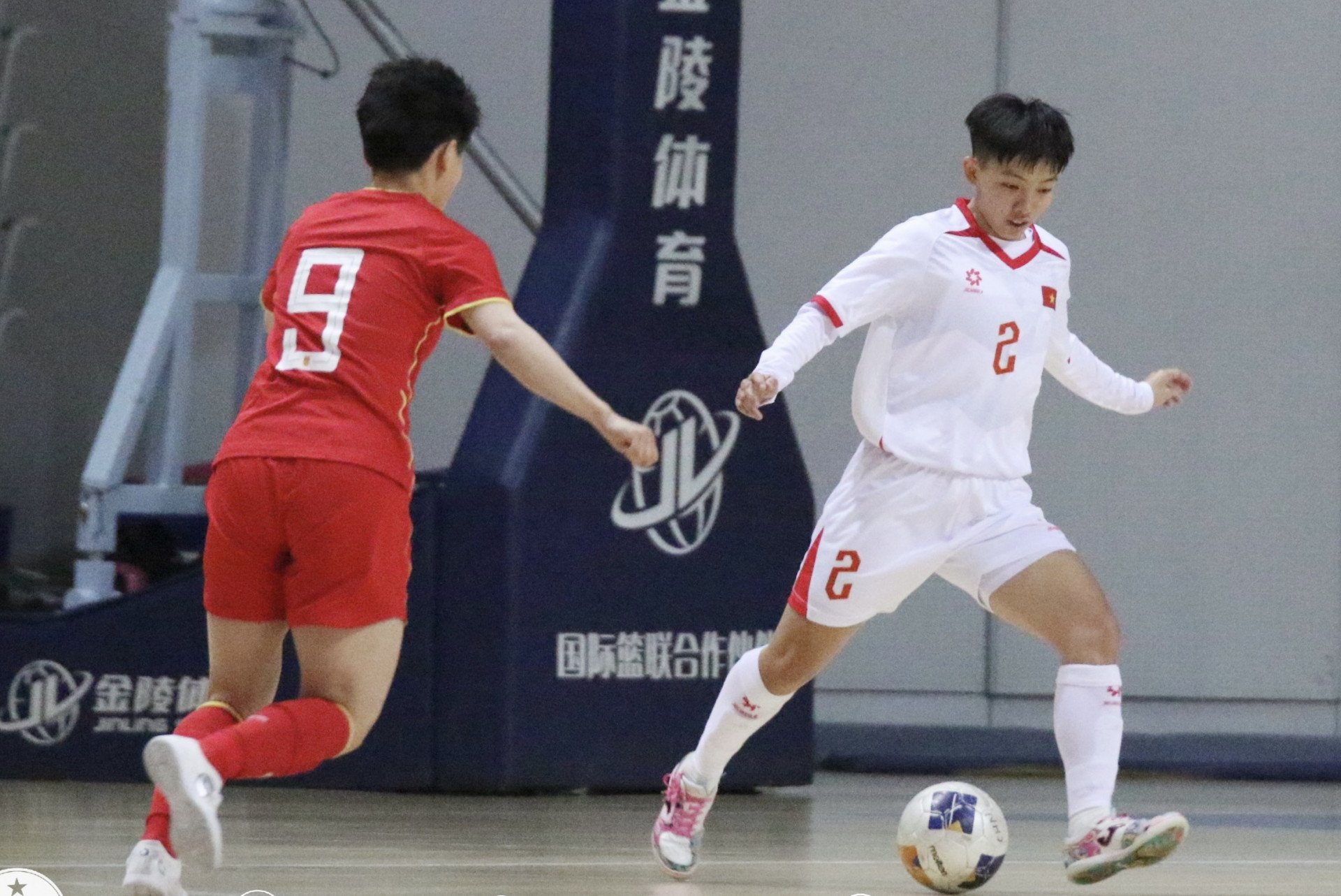 Tuyển nữ futsal Việt Nam (bên phải) sẵn sàng cho Vòng chung kết futsal nữ châu Á 2025. (Nguồn: VFF)