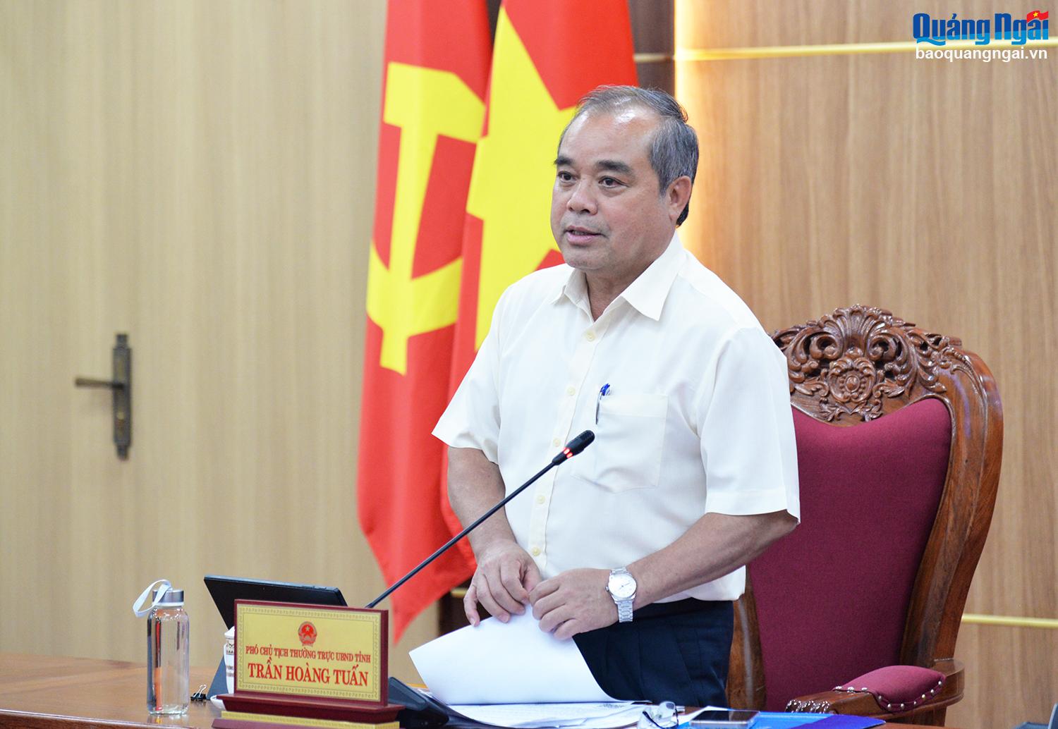 Phó Chủ tịch Thường trực UBND tỉnh Trần Hoàng Tuấn phát biểu kết luận cuộc họp.