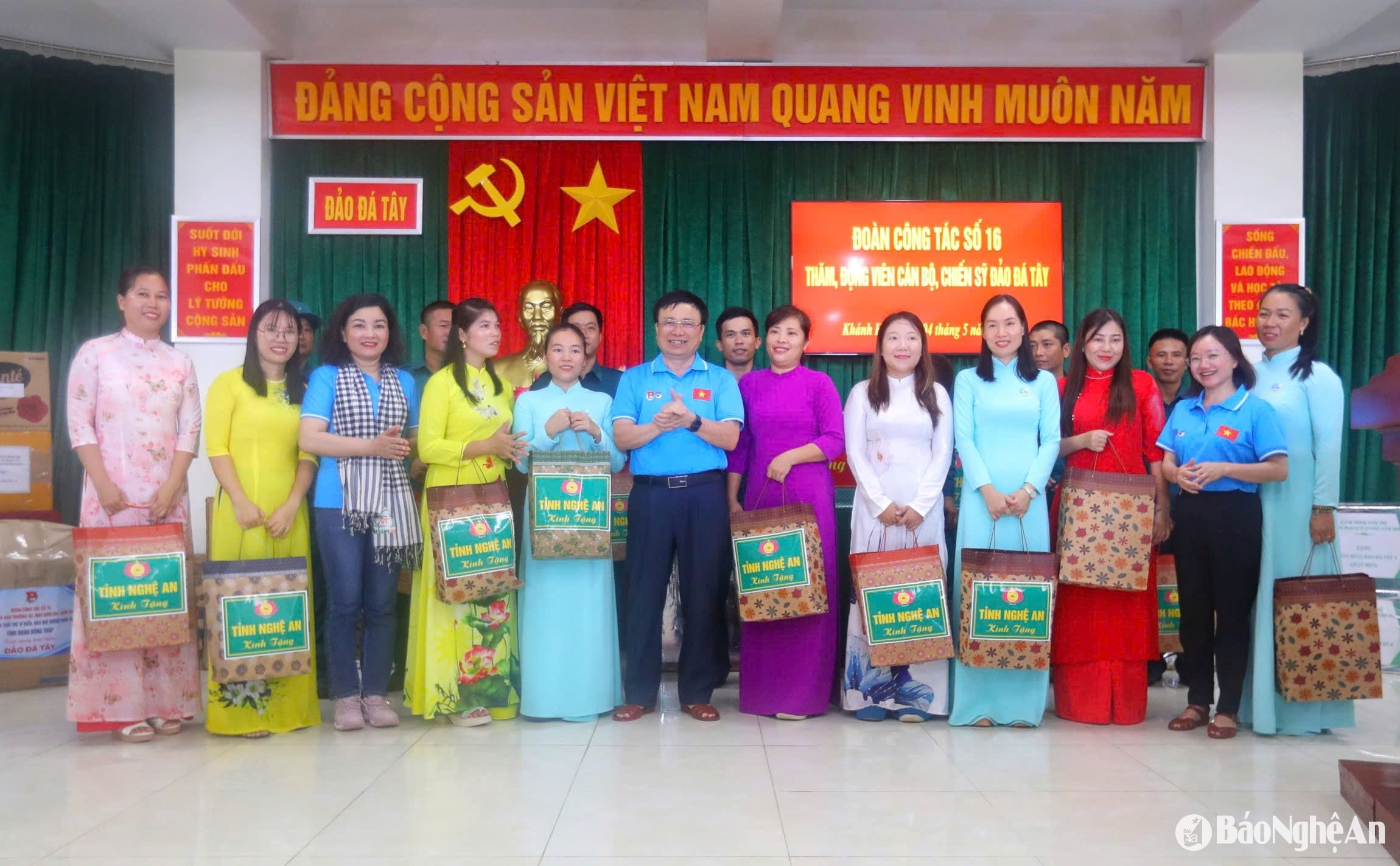គណៈប្រតិភូខេត្ត Nghe An ប្រគល់អំណោយជូនគ្រួសារនៅកោះ Da Tay