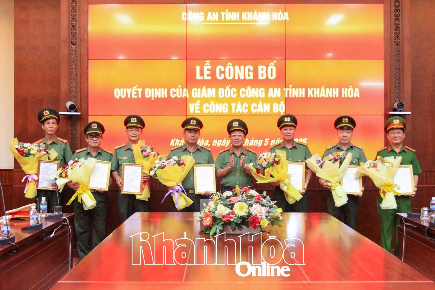 Đại tá Nguyễn Văn Ngàn trao quyết định nghỉ hưu trước hạn tuổi phục vụ cho các cán bộ lãnh đạo cấp phòng.