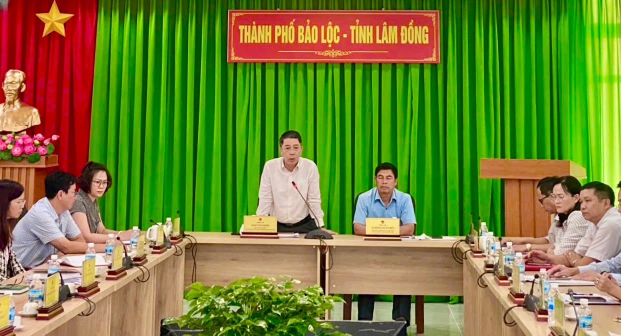 Chủ tịch UBND thành phố Bảo Lộc Ngô Văn Ninh báo cáo về tình hình thực hiện quy chế quản lý kiến trúc tại thành phố Bảo Lộc