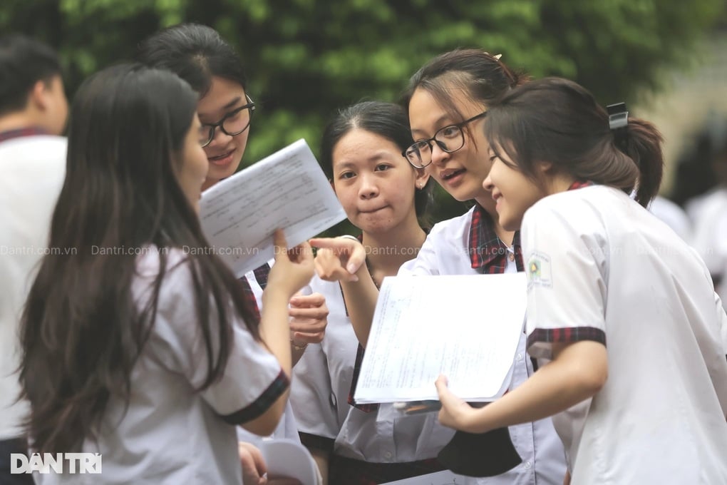 Vừa lo ôn thi, học sinh lớp 12 lại rối bời chọn trường xét tuyển - 2