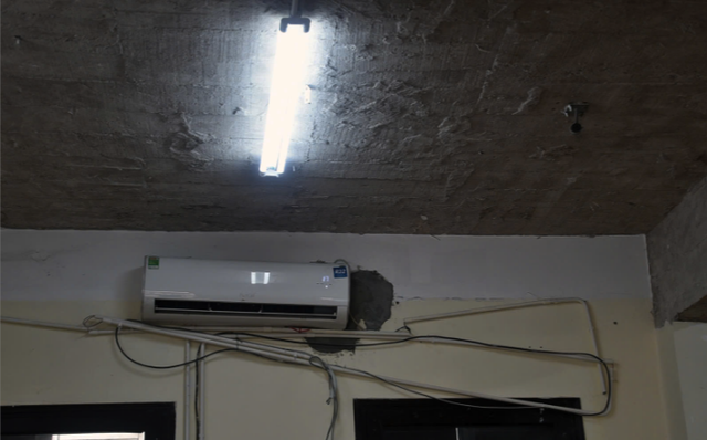 Mảng vữa liên tục rơi từ trên trần xuống lớp học, phụ huynh lo lắng cho con nghỉ học- Ảnh 4.