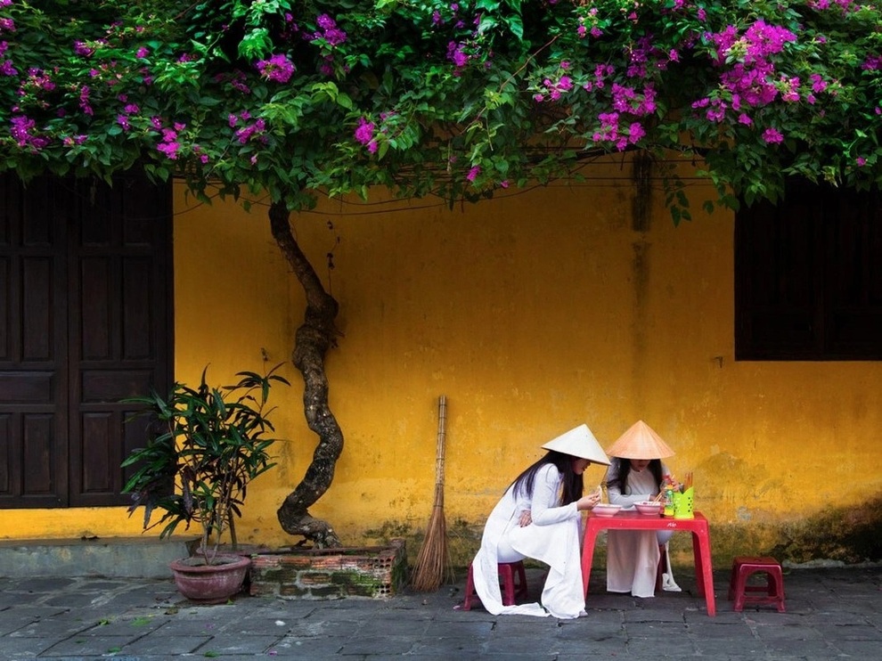Thiên thần nội y đội nón lá, ngồi thuyền thúng khi tới Hội An du lịch - 3