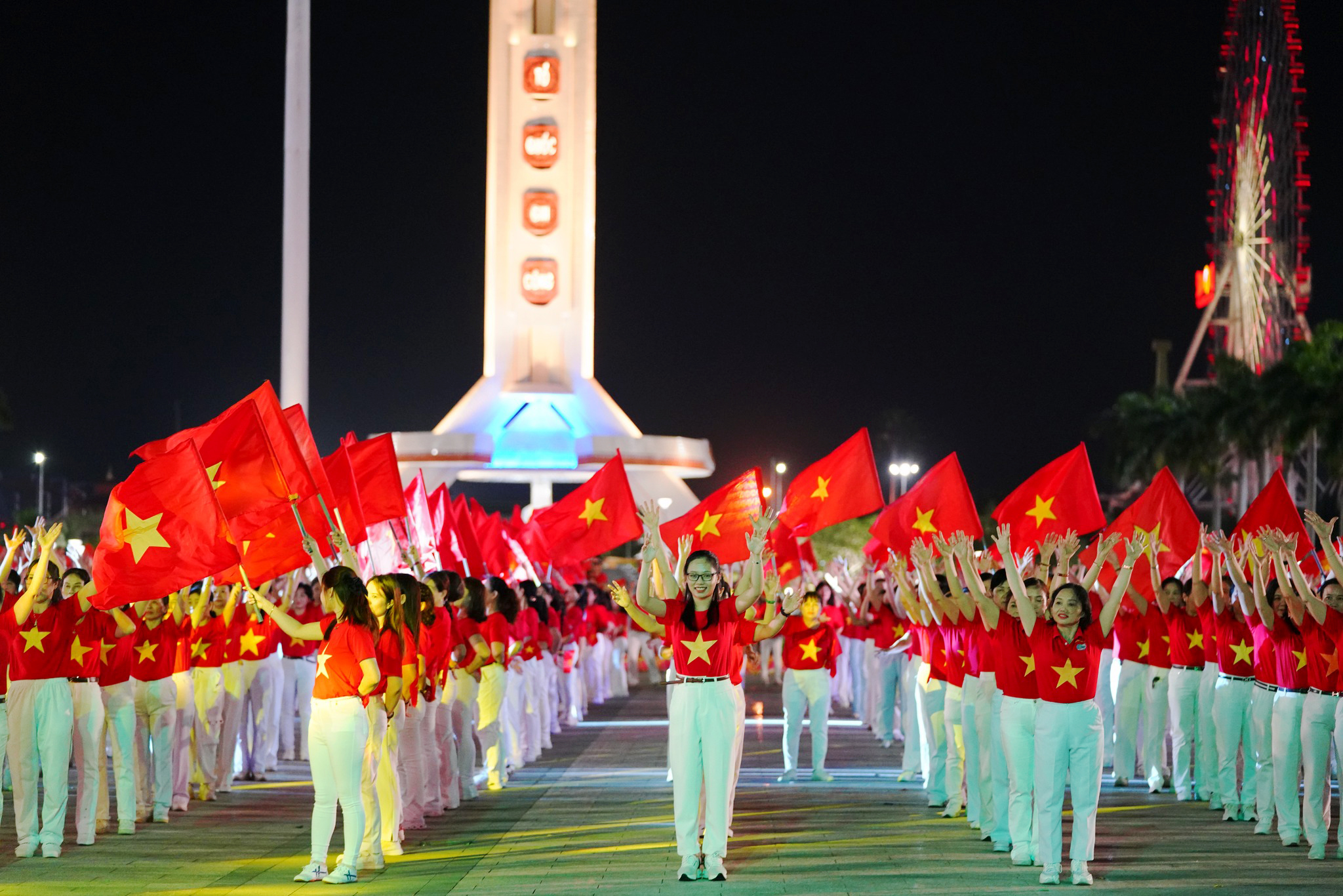 Activities of the Women's Union at the City Memorial. Photo: THIEN DUYEN