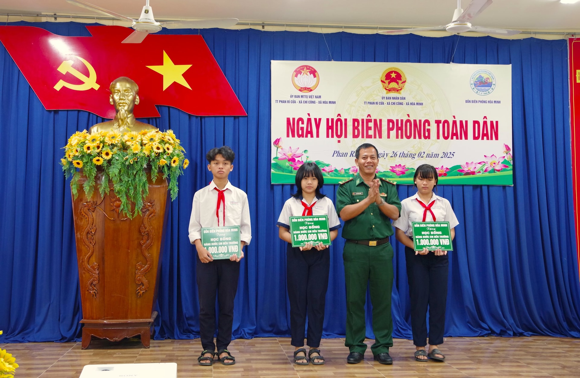 Grenzwache Hoa Minh vergibt Stipendien an benachteiligte Schüler im Rahmen des Programms „Step to School“.jpg