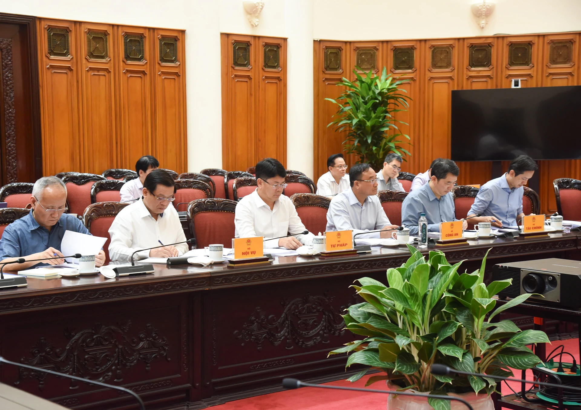 [Ảnh] Thủ tướng Phạm Minh Chính chủ trì cuộc họp rà soát công việc chuẩn bị đàm phán thương mại với Hoa Kỳ ảnh 2