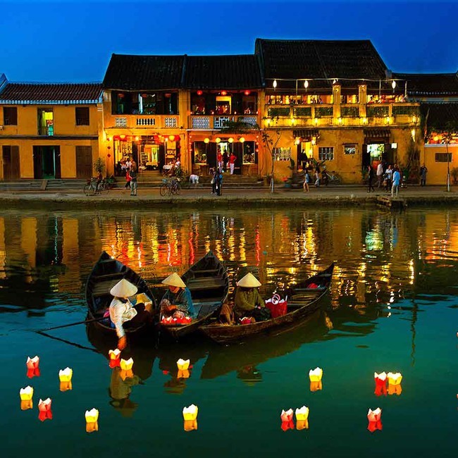 Thả đèn hoa đăng trên sông Hoài, Hội An (Ảnh: Cục Du lịch)