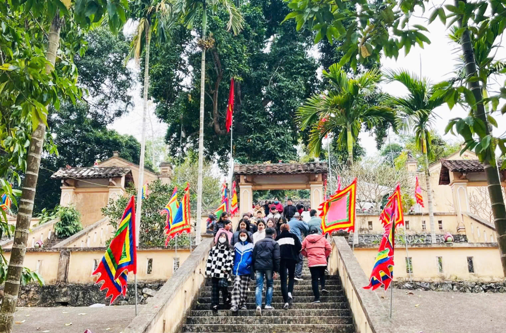 ពិធីបុណ្យប្រាសាទស្ដេច Le ឃុំ Hoang Tung (Hoa An) ទាក់ទាញភ្ញៀវទេសចរជាច្រើនមកពីគ្រប់ទិសទី។