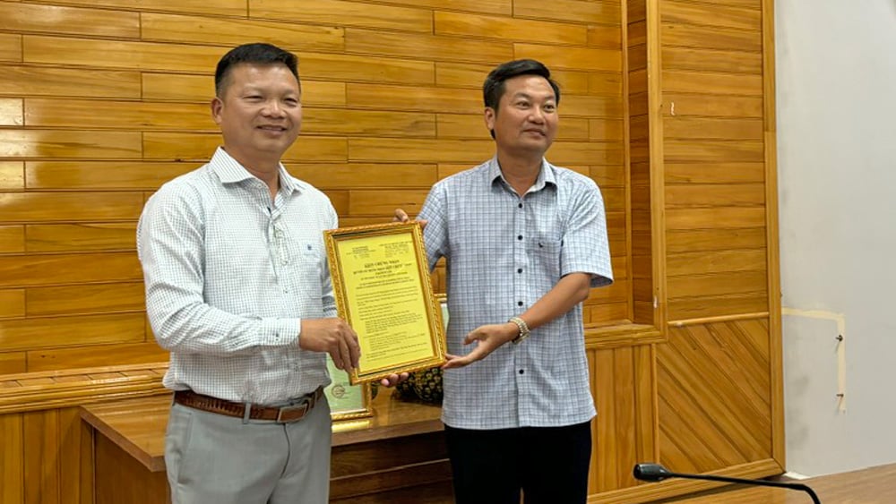 Ông Trần Đức Bắc trao Giấy chứng nhận quyền sự dụng nhãn hiệu chứng nhận Sầu riêng Đam Rông cho đại diện HTX Nông nghiệp Công nghệ cao Sầu riêng Đam Rông