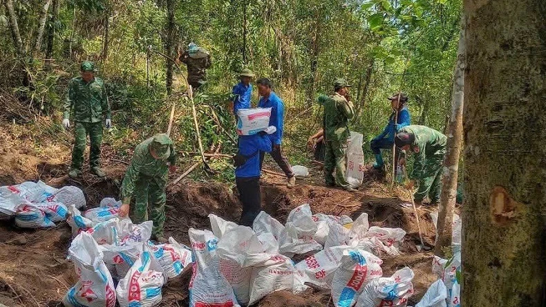 Tuổi trẻ xã biên giới Sín Thầu góp sức tạo cảnh quan quanh Cột cờ A Pa Chải ảnh 1
