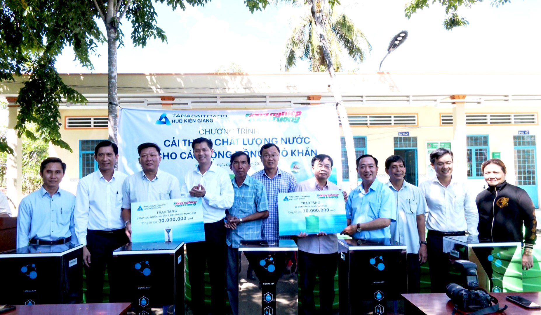 Ông Lê Văn Sơn (trái), Tổng giám đốc Công ty HUD Kiên Giang và Ông Nguyễn Ngọc Thắng (phải), Trưởng Văn phòng đại diện Báo Nông nghiệp và Môi trường khu vực ĐBSCL trao bảng tượng trưng cho các đơn vị nhận tài trợ. Ảnh: Kiều Trang.