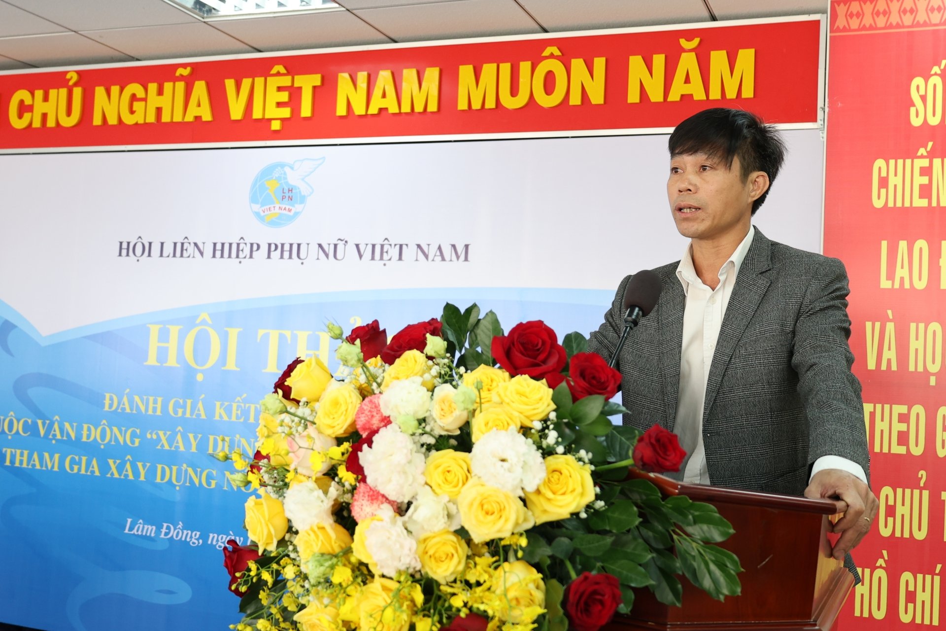 Ông Phạm Tiến Hưng- phó Chánh Văn phòng điều phối nông thôn mới tỉnh Lâm Đồng lên phát biểu tham luận về công tác phối hợp giữa các cấp Hội với các ngành trong xây dựng NTM