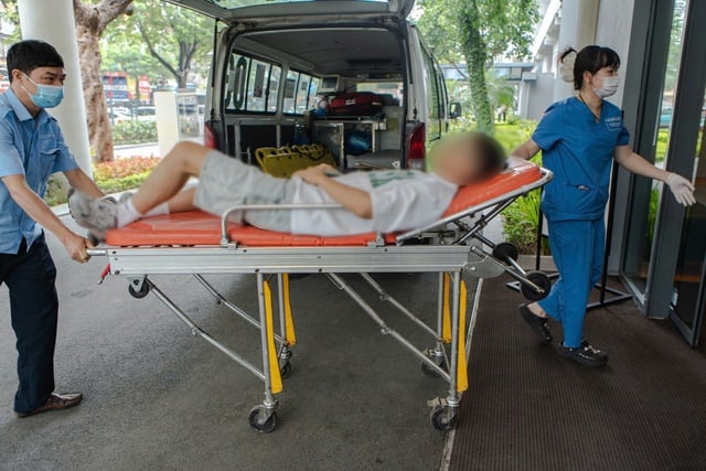 Người bệnh cấp cứu có buộc phải đóng tiền ngay?- Ảnh 1.