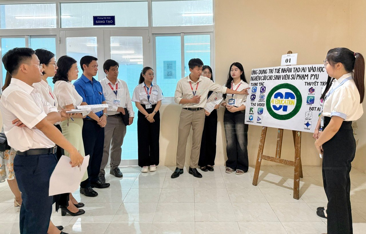 Các nhóm tác giả thuyết trình báo tường về kết quả các sản phẩm nghiên cứu khoa học của sinh viên. Ảnh: KHÁNH HÀ