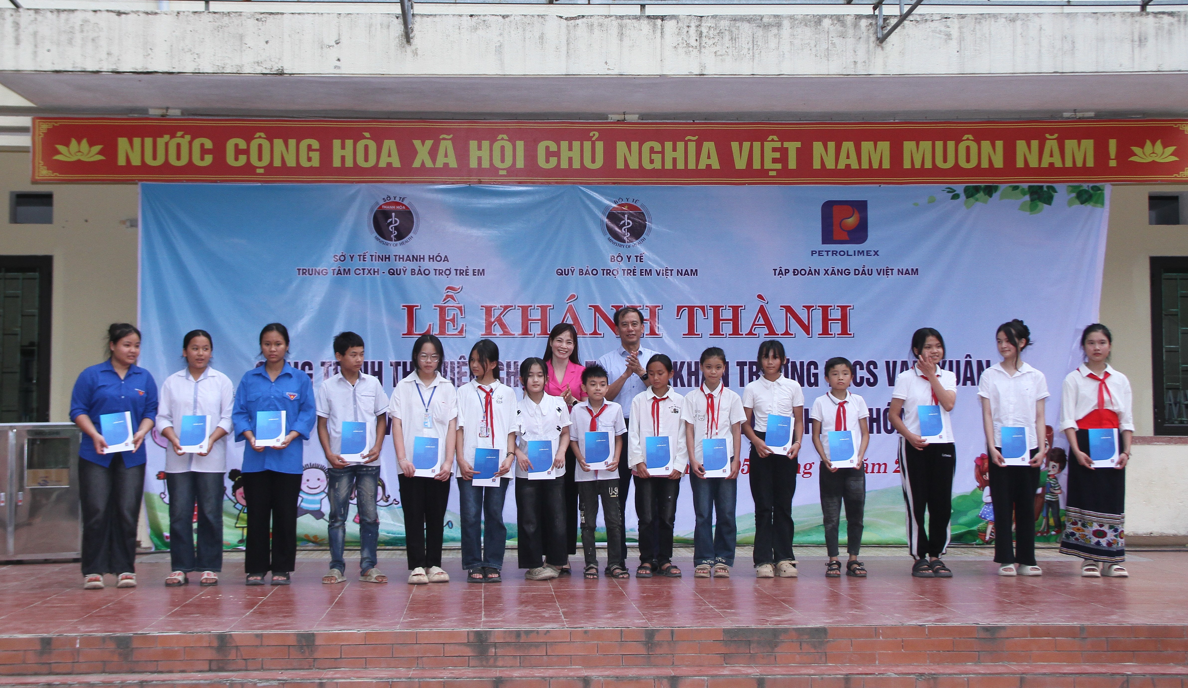 Thanh Hóa: Trao tặng công trình thư viện cho trẻ em khó khăn- Ảnh 2.