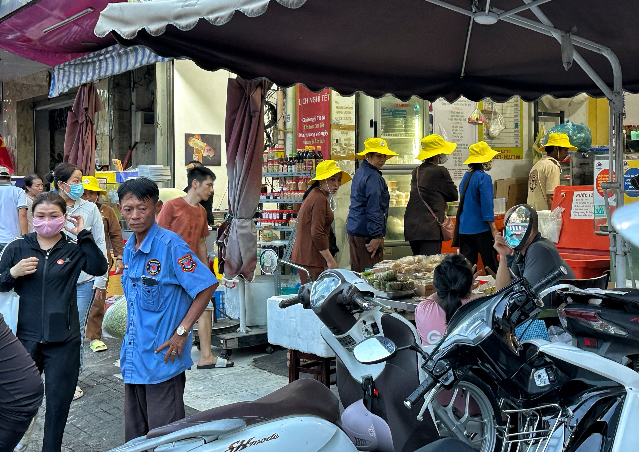 Khai mạc Vesak 2025: Quán chay cạnh Việt Nam Quốc Tự TP.HCM ùn ùn khách 'gấp 3 ngày thường!'- Ảnh 3.