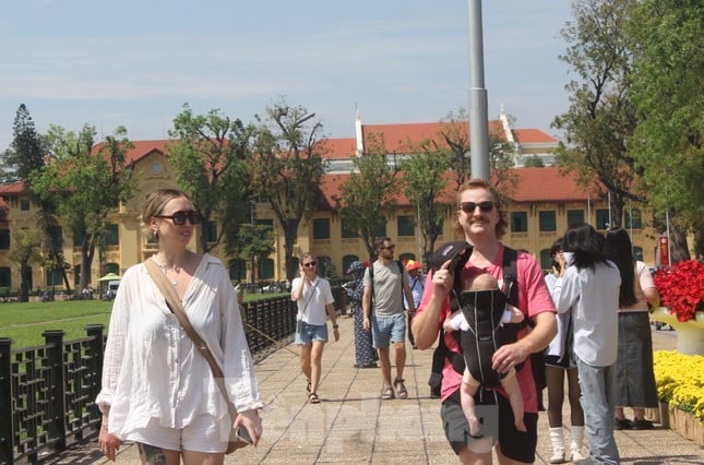 Trong 4 tháng đầu năm, khách quốc tế đến Việt Nam đạt gần 7,7 triệu lượt người. Ảnh: Lộc Liên.