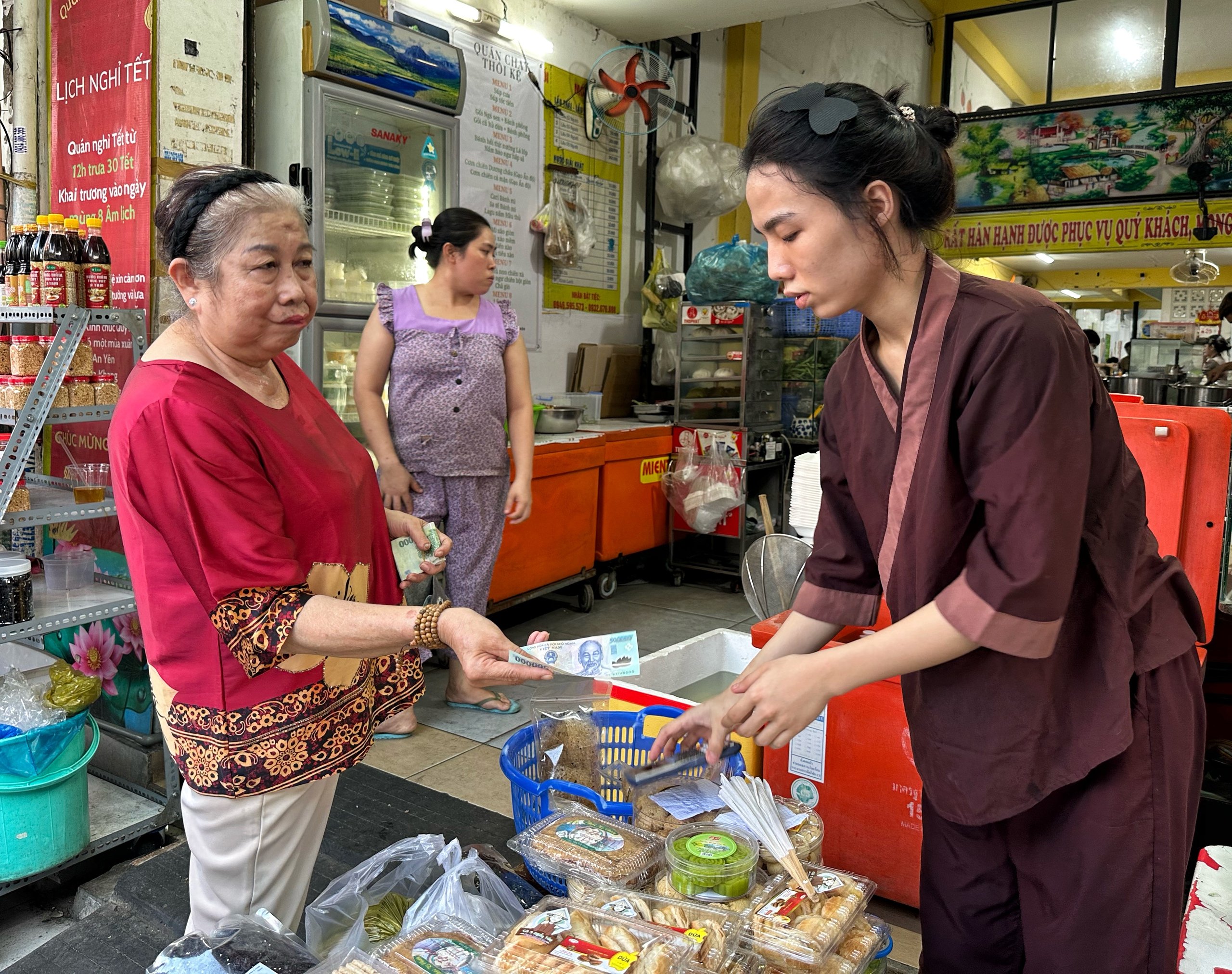 Khai mạc Vesak 2025: Quán chay cạnh Việt Nam Quốc Tự TP.HCM ùn ùn khách 'gấp 3 ngày thường!'- Ảnh 4.