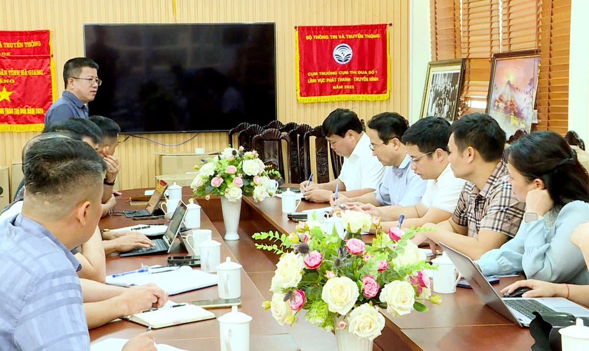 Đồng chí Nguyễn Trung Thu, Tỉnh ủy viên, Tổng Biên tập Báo Hà Giang phát biểu tại buổi làm việc.