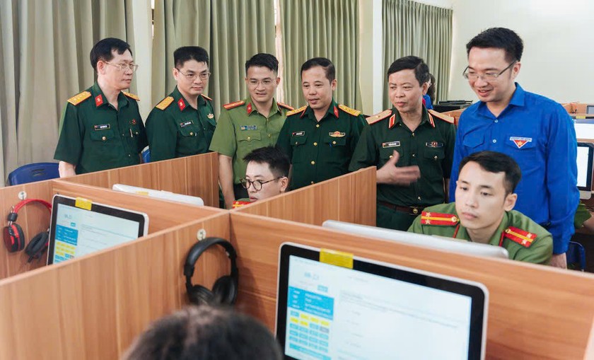 Lãnh đạo Trung ương Đoàn cùng đại diện các đơn vị liên quan thăm khu vực thi hưởng ứng của thí sinh tại buổi khai mạc Cuộc thi Olympic tiếng Anh dành cho cán bộ trẻ 2024 (Ảnh: Đ.Hải)