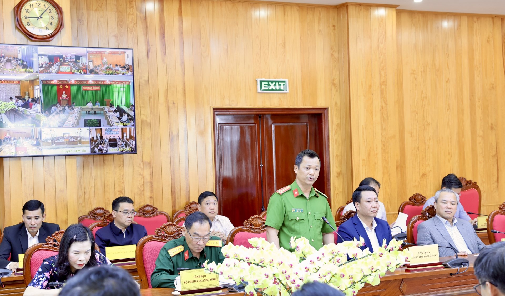 Thượng tá Đậu Xuân Bảo – Phó Giám đốc Công an tỉnh Lâm Đồng, báo cáo về tình hình an ninh trật tự trong tháng 4 và các ngày lễ lớn; đồng thời, cảnh báo về tình trạng tranh chấp, khiếu kiện đất đai…