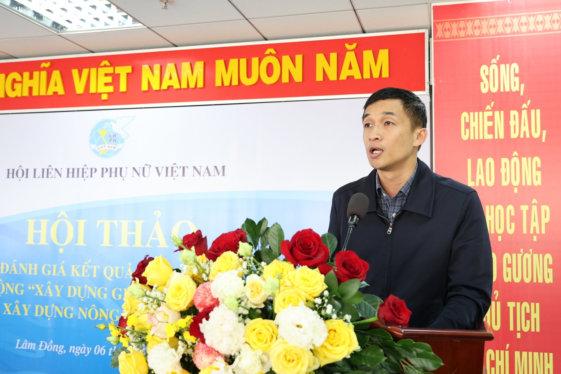 ông Trần Đức Trung- PGĐ sở Y tế tỉnh Lâm Đồng tham luận về giải pháp hỗ trợ phụ nữ thực hiện các tiêu chí nước sạch, vệ sinh môi trường gắn với tiêu chí NTM
