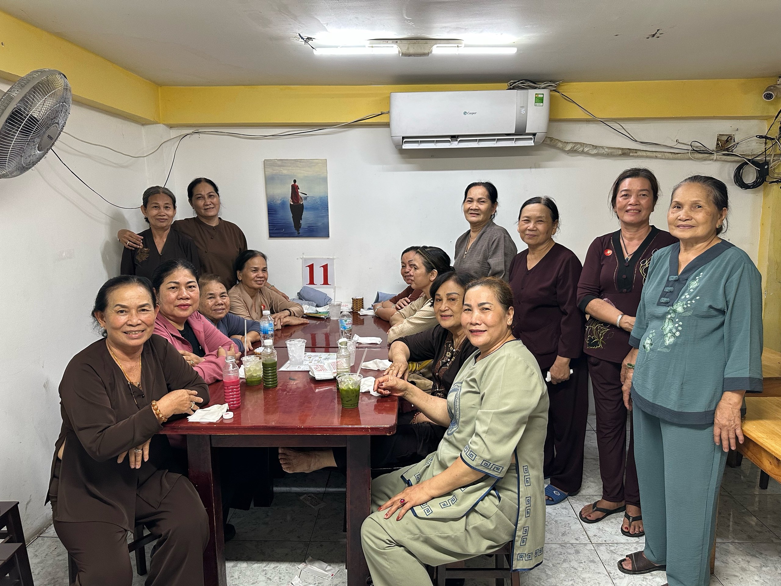 Khai mạc Vesak 2025: Quán chay cạnh Việt Nam Quốc Tự TP.HCM ùn ùn khách 'gấp 3 ngày thường!'- Ảnh 2.