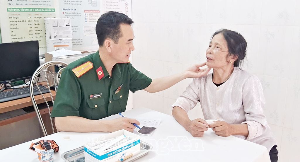 Khám bệnh, tư vấn sức khỏe cho người dân xã Phù Ủng