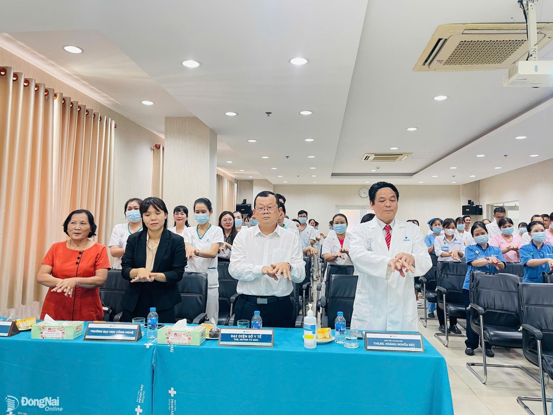 Thạc sĩ Huỳnh Tú Anh, Phó chủ tịch Hiệp hội Điều dưỡng Việt Nam, Chủ tịch Hội Điều dưỡng tỉnh, Phó trưởng phòng Nghiệp vụ (Sở Y tế) (thứ 2 từ phải qua) cùng thực hiện động tác vệ sinh tay. Ảnh: Nga Trần