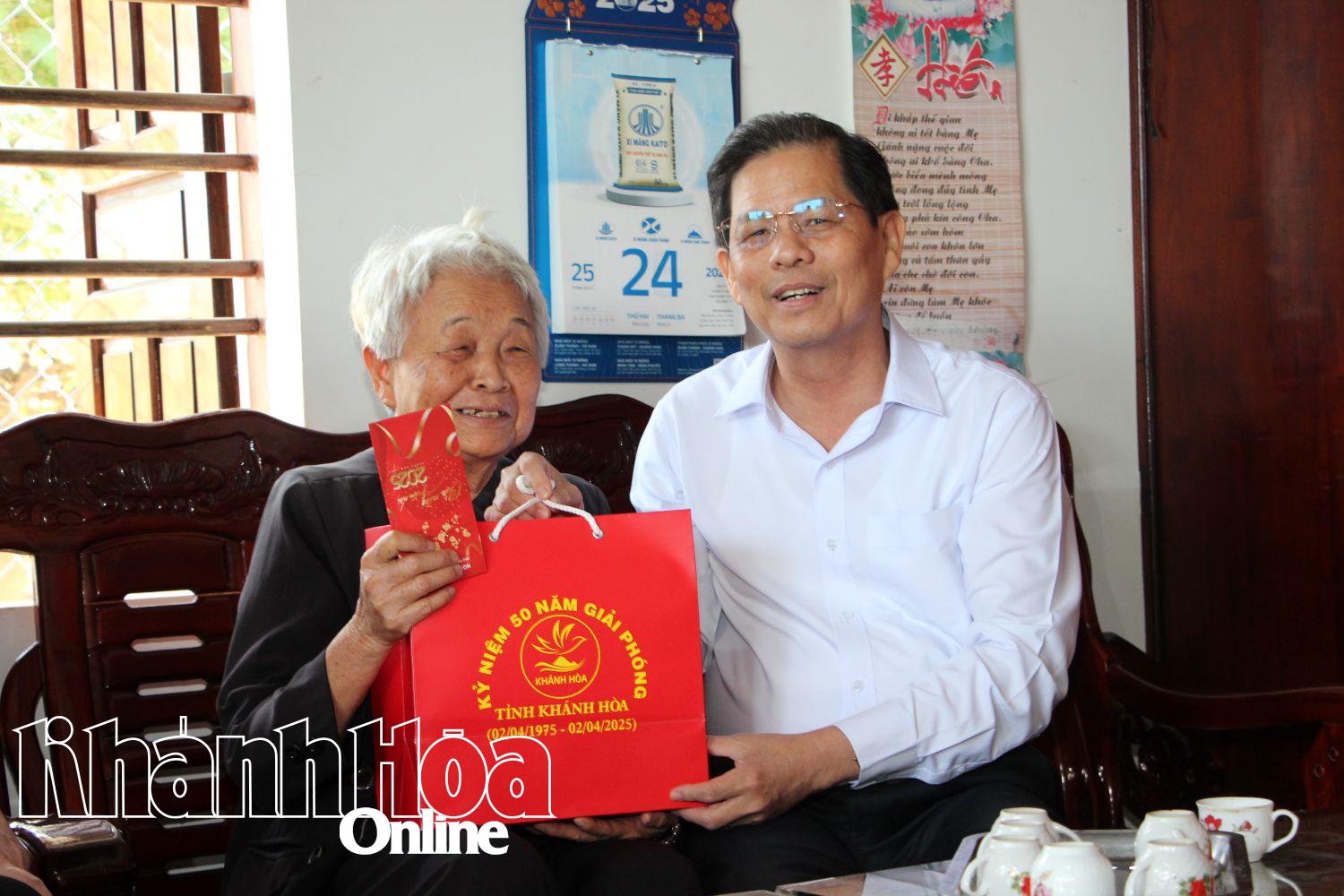 Đồng chí Nguyễn Tấn Tuân – Phó Bí thư Tỉnh ủy, Chủ tịch UBND tỉnh, Bí thư Đảng ủy UBND tỉnh thăm hỏi, tặng quà người có công với cách mạng tại thị xã Ninh Hòa trong dịp kỷ niệm 50 năm Giải phóng tỉnh Khánh Hòa (2-4-1975 – 2-4-2025).
