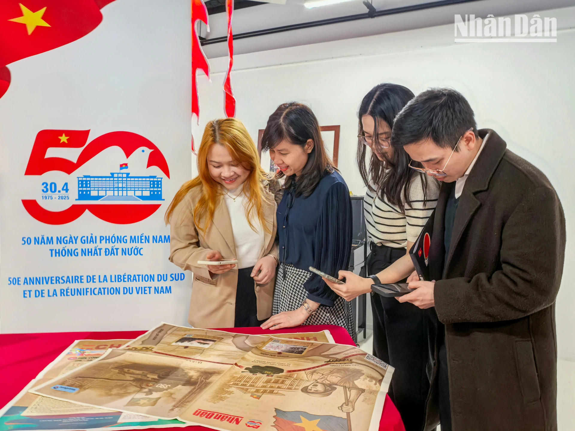 [Ảnh] Kiều bào tại Pháp ôn lại lịch sử qua phụ san đặc biệt kỷ niệm 50 năm thống nhất đất nước ảnh 7